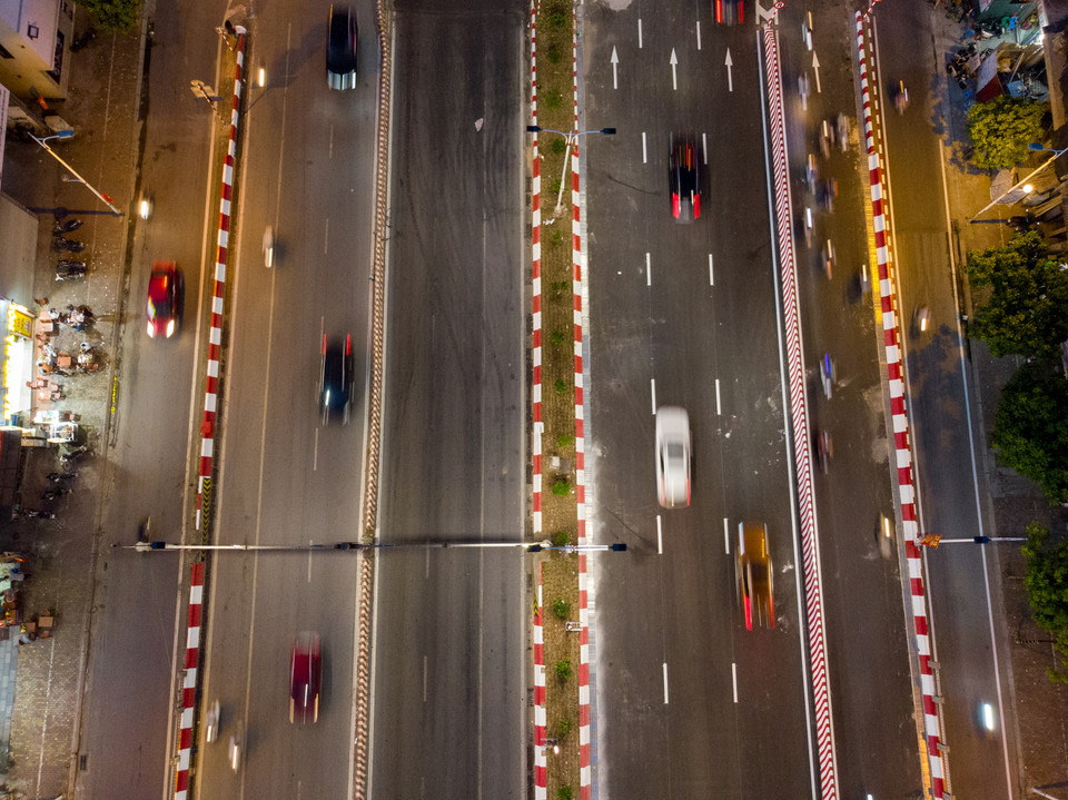 Theo ghi nhận của phóng viên Báo Điện tử VietnamPlus lúc 18 giờ 30 chiều tối nay 30/8, các phương tiện di chuyển thông thoáng trên cầu, không còn cảnh chen chúc như trước đây. (Ảnh: Hoài Nam/Vietnam+)