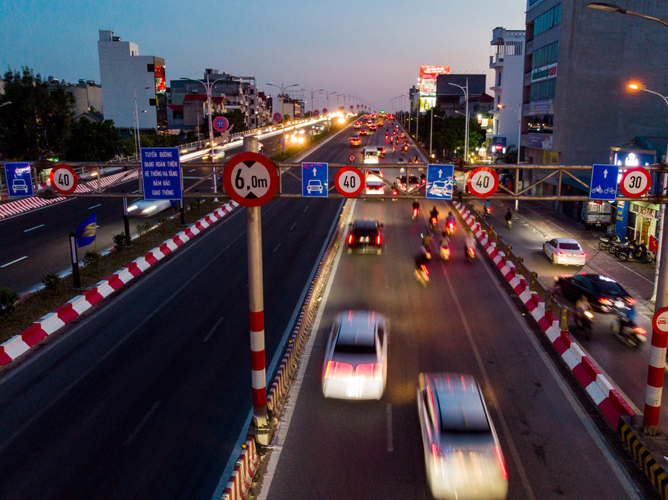 Theo phương án phân luồng của Sở Giao thông vận tải Hà Nội, đối với cầu Vĩnh Tuy giai đoạn 2, các phương tiện được lưu thông tốc độ tối đa 60 km/giờ ở 3 làn xe cơ giới (làn cạnh dải phân cách giữa). Tại làn xe hỗn hợp (làn cạnh lan can phải của cầu), các phương tiện (xe máy và xe thô sơ) được lưu thông tốc độ tối đa 40 km/giờ. (Ảnh: Hoài Nam/Vietnam+)