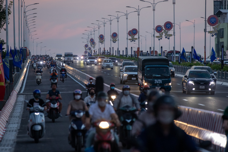 Sau lễ thông xe sáng nay, toàn bộ xe đi từ quận Hai Bà Trưng sang quận Long Biên sẽ di chuyển một chiều trên mặt cầu Vĩnh Tuy 2. (Ảnh: Hoài Nam/Vietnam+)