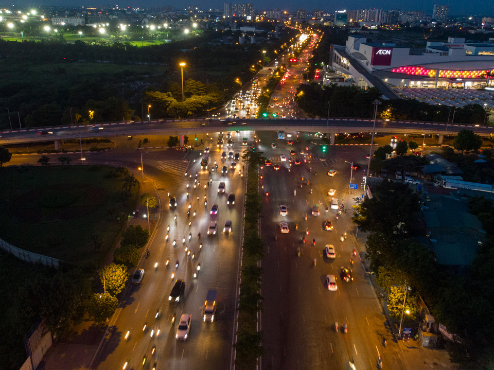 Trong khi đó, đối với cầu Vĩnh Tuy giai đoạn 1, ở 4 làn xe cơ giới cạnh dải phân cách giữa được di chuyển với tốc độ tối đa 40 km/giờ. Tại làn xe hỗn hợp, các phương tiện được chạy tối đa 30 km/giờ. (Ảnh: Hoài Nam/Vietnam+)