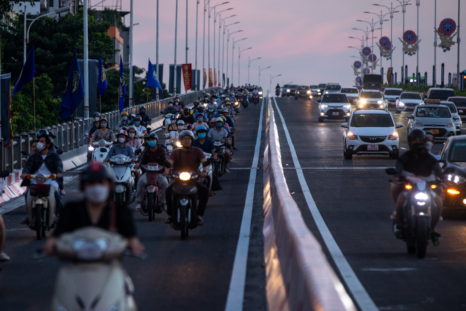 Anh Bách cũng cảm thấy yên tâm hơn khi 2 chiều đường các phương tiện di chuyển tách biệt so với trước đây chỉ có vạch kẻ đường phân 2 làn ngược chiều nhau. (Ảnh: Hoài Nam/Vietnam+)