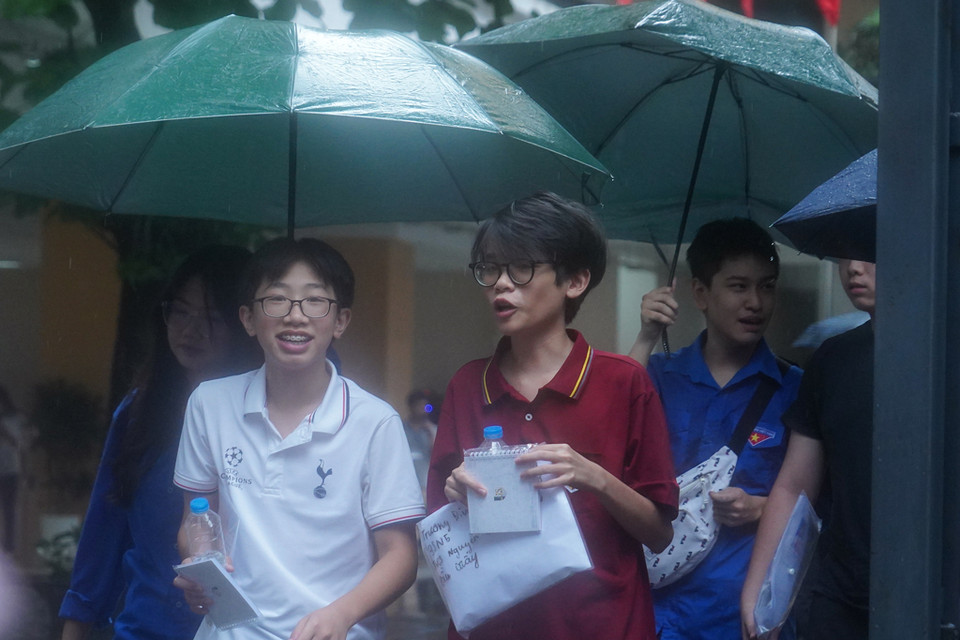 Tự tin sau khi hoàn thành tốt hai môn thi trước đó, nhiều thí sinh đánh giá đề thi môn Toán năm nay có cấu trúc cơ bản, nếu ôn luyện kỹ nội dung kiến thức và các dạng đề thì có thể tự tin đạt điểm cao. (Ảnh: PV/Vietnam+)