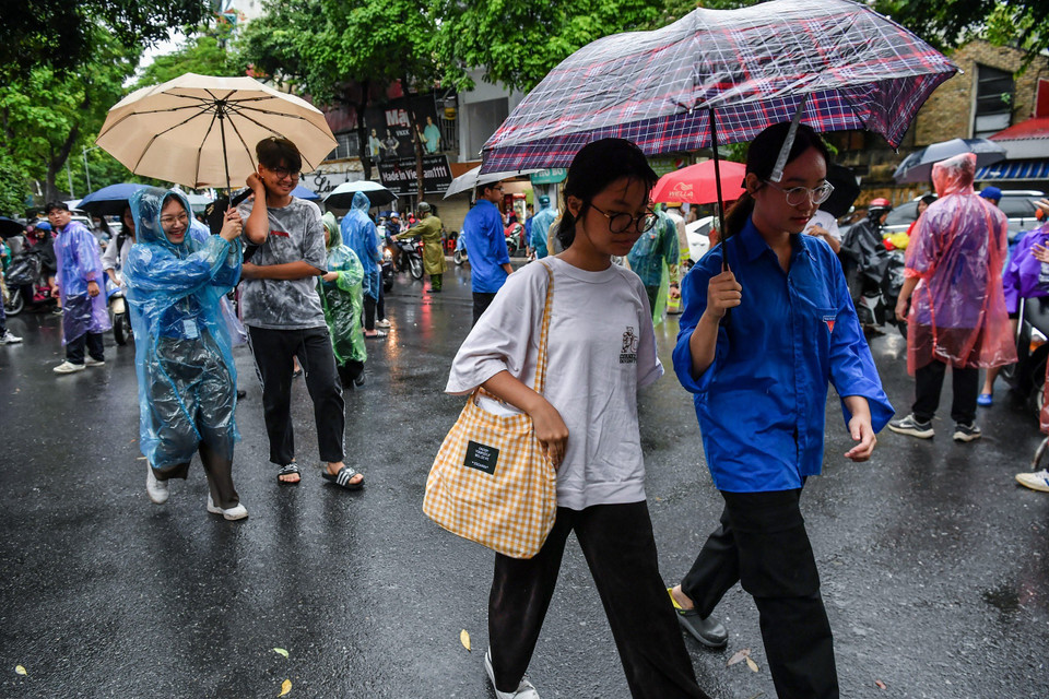 Lực lượng thanh niên tình nguyện nhiệt tình hỗ trợ thí sinh, mong các em nỗ lực hết mình để làm hết các yêu cầu của đề thi. (Ảnh: PV/Vietnam+)