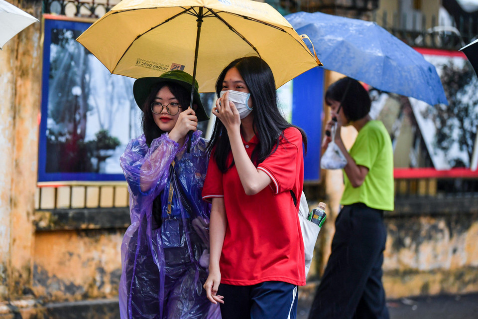 Các sỹ tử tự tin bước vào phòng thi với quyết tâm đạt kết quả tốt nhất trong môn thi cuối cùng. (Ảnh: PV/Vietnam+)