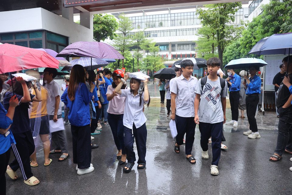 Sáng nay 9/6, khoảng 105.000 sỹ tử Thủ đô hoàn thành bài thi môn Toán, môn thi cuối cùng của kỳ tuyển sinh lớp 10 trung học phổ thông năm học 2024-2025, với thời gian làm bài là 120 phút. (Ảnh: PV/Vietnam+)