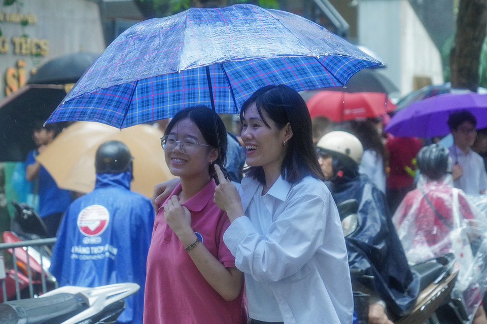 Nhiều sỹ tử rời phòng thi với tâm trạng vui vẻ, tự tin giành điểm cao ở môn thi cuối cùng. (Ảnh: PV/Vietnam+)