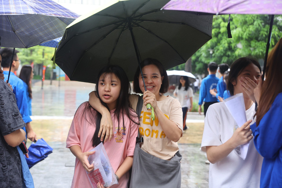 Niềm hạnh phúc của bậc phụ huynh khi con thông báo hoàn thành tốt bài thi. (Ảnh: PV/Vietnam+)