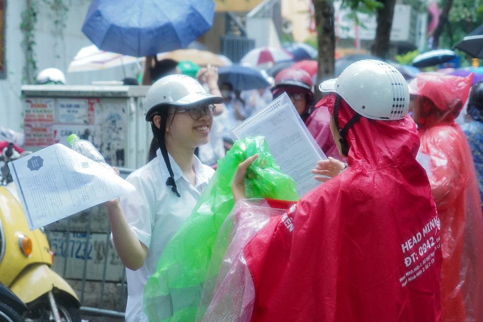 Với độ khó của các câu hỏi được sắp xếp theo thứ tự tăng dần, đề thi môn Toán năm nay được nhiều thí sinh đánh giá là không quá khó. (Ảnh: PV/Vietnam+)