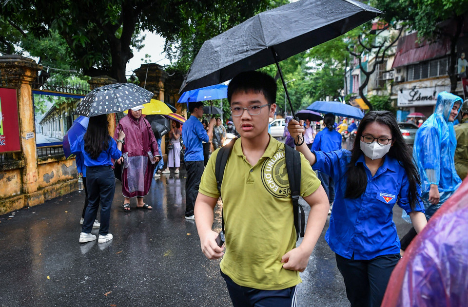 Tại điểm thi trường trung học phổ thông Chu Văn An, thí sinh đến điểm thi sớm với thái độ tự tin, vui vẻ. (Ảnh: PV/Vietnam+)