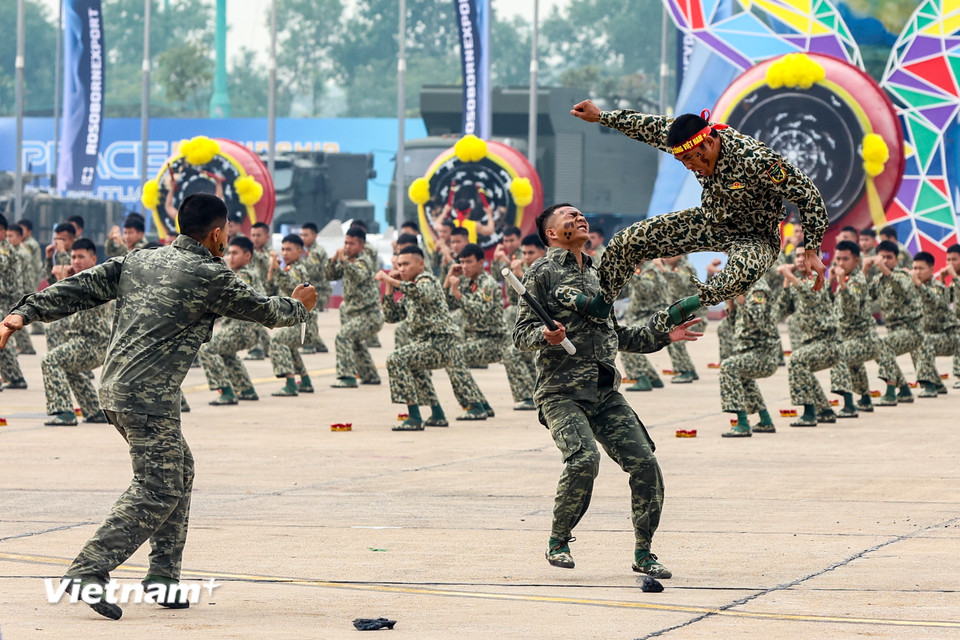 Lực lượng Đặc công Quân đội Nhân dân Việt Nam trình diễn tại buổi tổng duyệt. (Ảnh: Hoài Nam/Vietnam+)