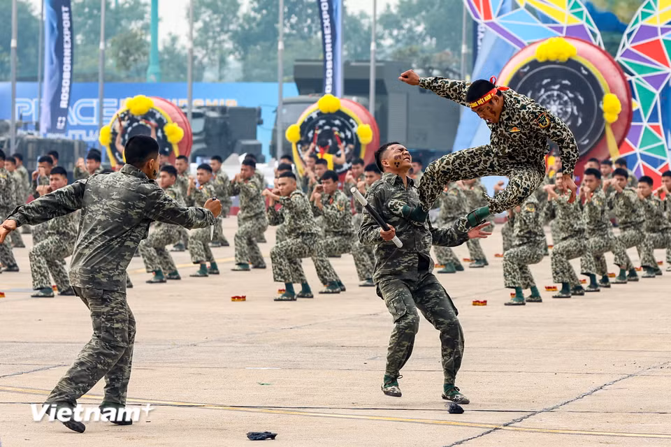 Lực lượng Đặc công Quân đội Nhân dân Việt Nam trình diễn tại buổi tổng duyệt. (Ảnh: Hoài Nam/Vietnam+)