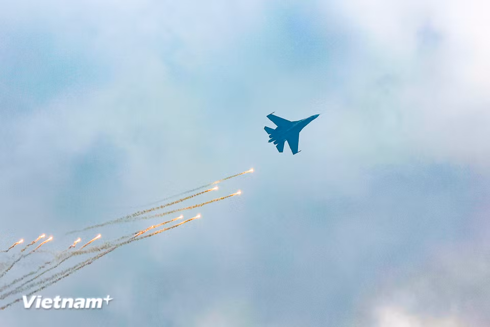 Màn trình diễn Su30-MK2 biểu diễn nhả đạn nhiễu khi diễn ra buổi khai mạc. (Ảnh: Hoài Nam/Vietnam+)