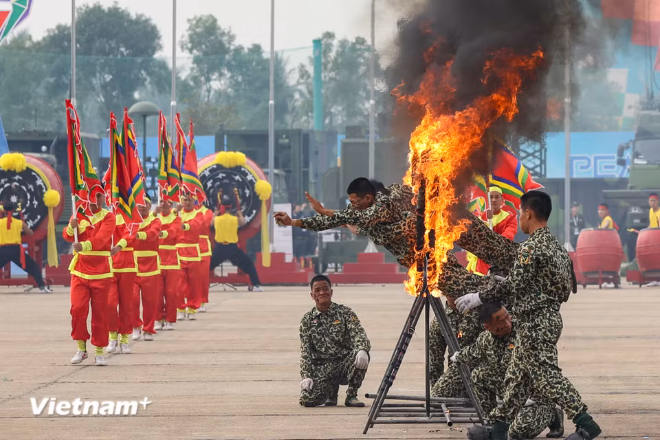 Lực lượng Không quân Việt Nam tổ chức bay, Đặc công Quân đội Nhân dân Việt Nam, Quân khuyển Biên phòng biểu diễn chào mừng triển lãm. (Ảnh: Hoài Nam/Vietnam+)