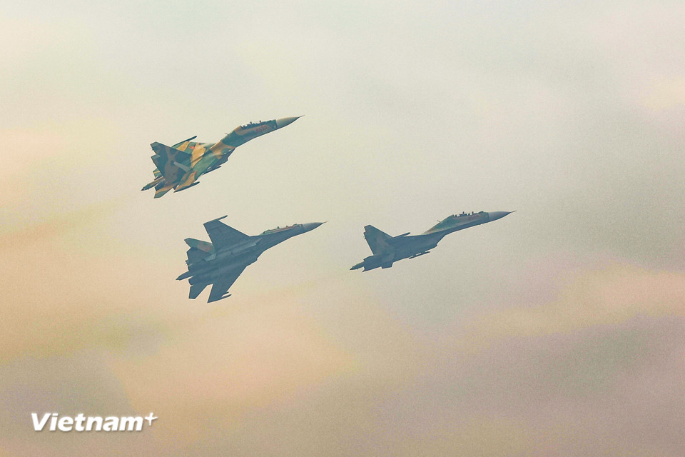 Đáng chú ý là màn nhào lộn của Su30-MK2 khi tiến vào khu vực trình diễn. (Ảnh: Hoài Nam/Vietnam+)