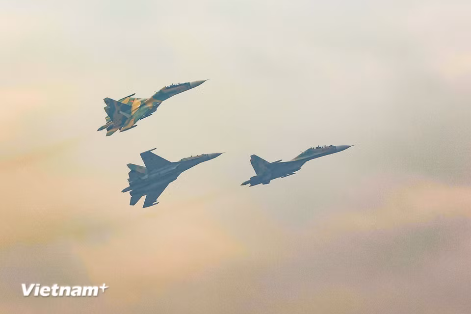 Đáng chú ý là màn nhào lộn của Su30-MK2 khi tiến vào khu vực trình diễn. (Ảnh: Hoài Nam/Vietnam+)