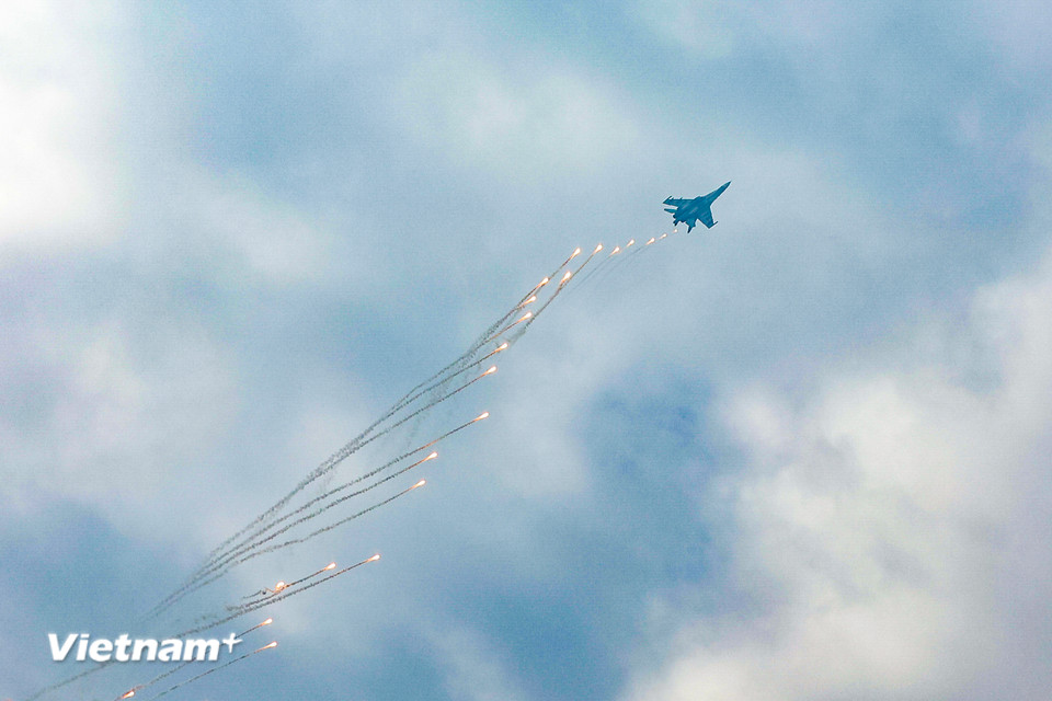 Màn trình diễn Su30-MK2 biểu diễn nhả đạn nhiễu khi diễn ra buổi khai mạc. (Ảnh: Hoài Nam/Vietnam+)