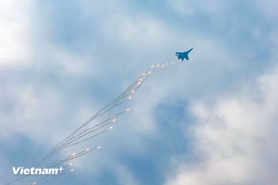 Màn trình diễn Su30-MK2 biểu diễn nhả đạn nhiễu khi diễn ra buổi khai mạc. (Ảnh: Hoài Nam/Vietnam+)