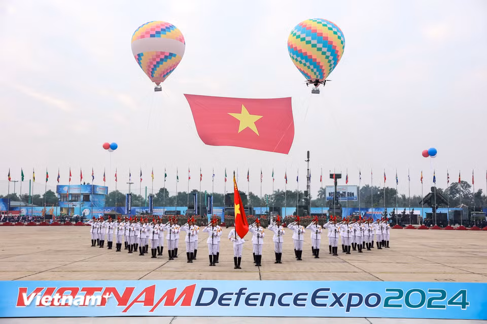 Sáng nay 17/12, tại sân bay Gia Lâm (Hà Nội) Bộ Quốc phòng tổ chức Tổng duyệt Triển lãm Quốc phòng quốc tế Việt Nam 2024. (Ảnh: Hoài Nam/Vietnam+)