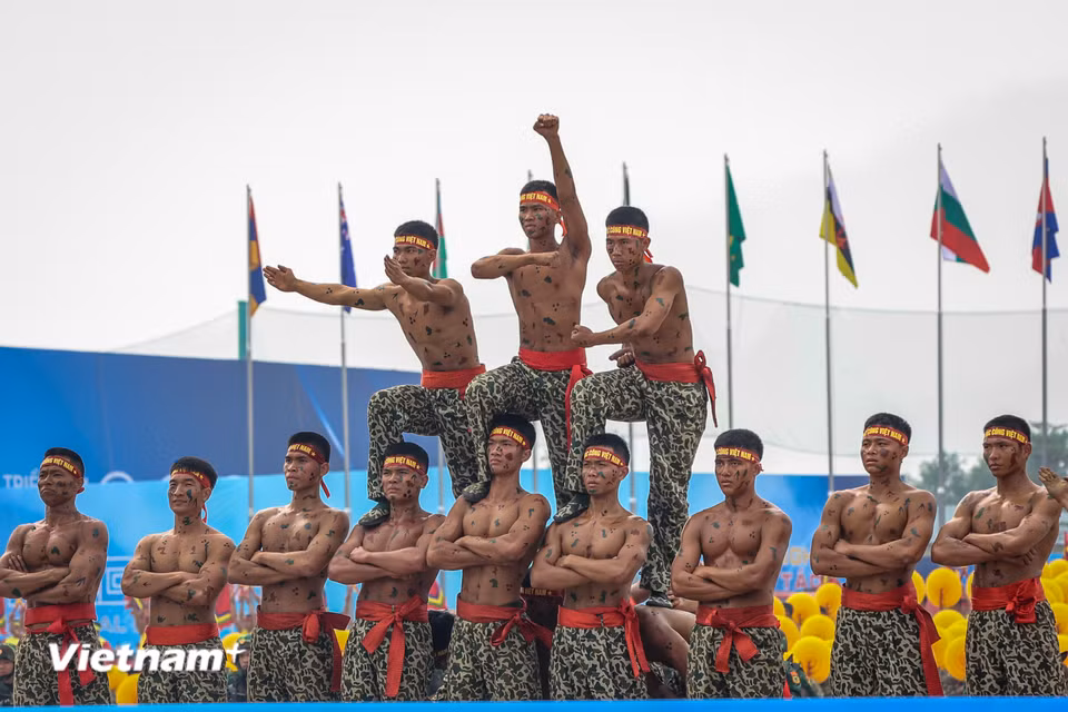 Triển lãm năm nay sẽ có 242 đơn vị, doanh nghiệp trong nước và quốc tế xác nhận tham dự trưng bày sản phẩm. Bắt đầu từ 9 giờ ngày 21/12, người dân có thể vào tham quan triển lãm. (Ảnh: Hoài Nam/Vietnam+)