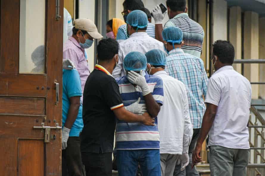 Nhiều người đã rơi nước mắt khi chứng kiến người thân qua đời trong bất lực (Nguồn: Forbes)