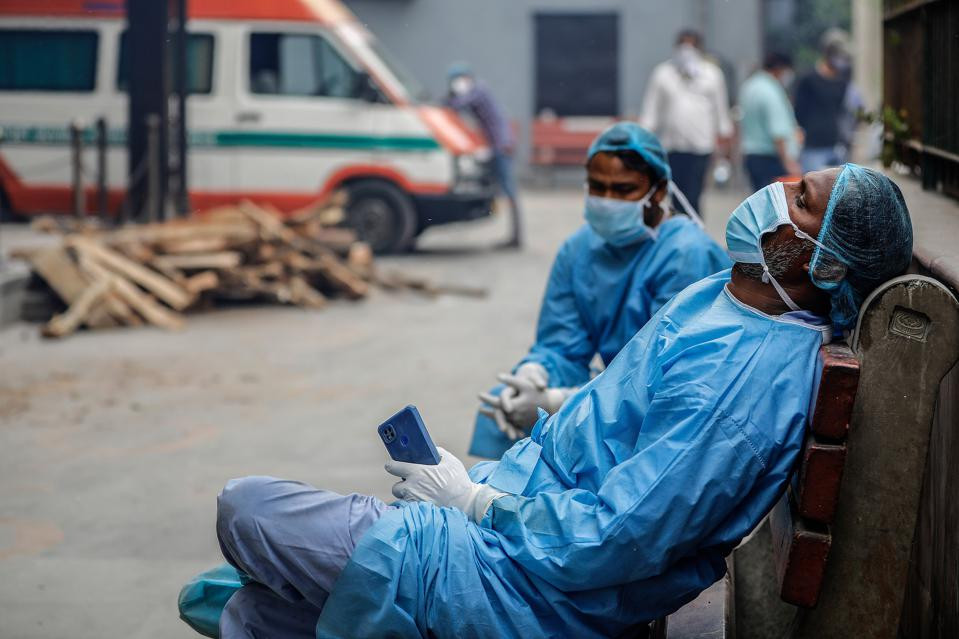 Các y bác sĩ đều đã quá mệt mỏi (Nguồn: Forbes)