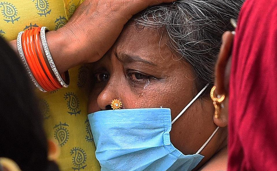 Nhiều giọt nước mắt đã rơi bên ngoài các bệnh viện (Nguồn: Forbes)