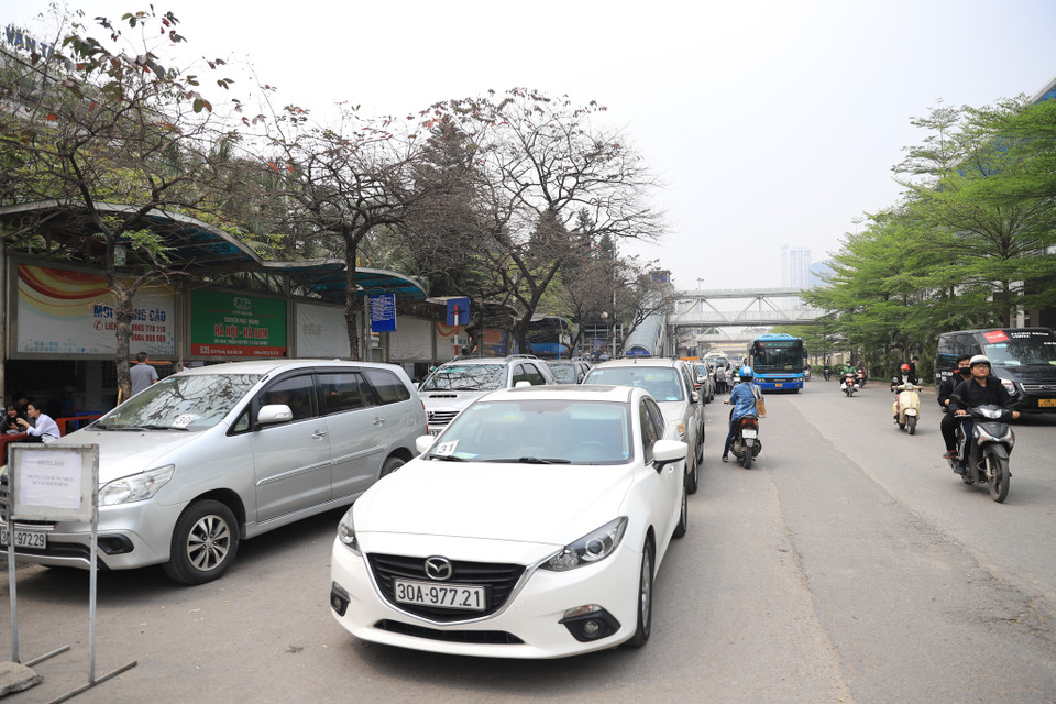 Cục Đăng kiểm cho biết thực tế hiện mỗi dây chuyền kiểm định trung bình chỉ có thể kiểm tra cho 40 xe/ngày (đạt 66% công suất) vì nhiều nguyên nhân như thiếu đăng kiểm viên; tỷ lệ xe kiểm định không đạt cao (20-30%) dẫn đến việc một xe cần phải kiểm định nhiều lần.(Ảnh: Hoài Nam/Vietnam+)