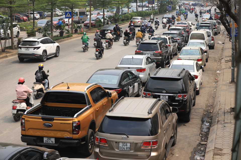 Theo ghi nhận của phóng viên Báo Điện tử VietnamPlus vào trưa ngày 3/3, tại Trung tâm đăng kiểm 29.03V (quận Đống Đa) có rất nhiều các phương tiện xếp hàng chờ làm thủ tục đăng kiểm. (Ảnh: Hoài Nam/Vietnam+)