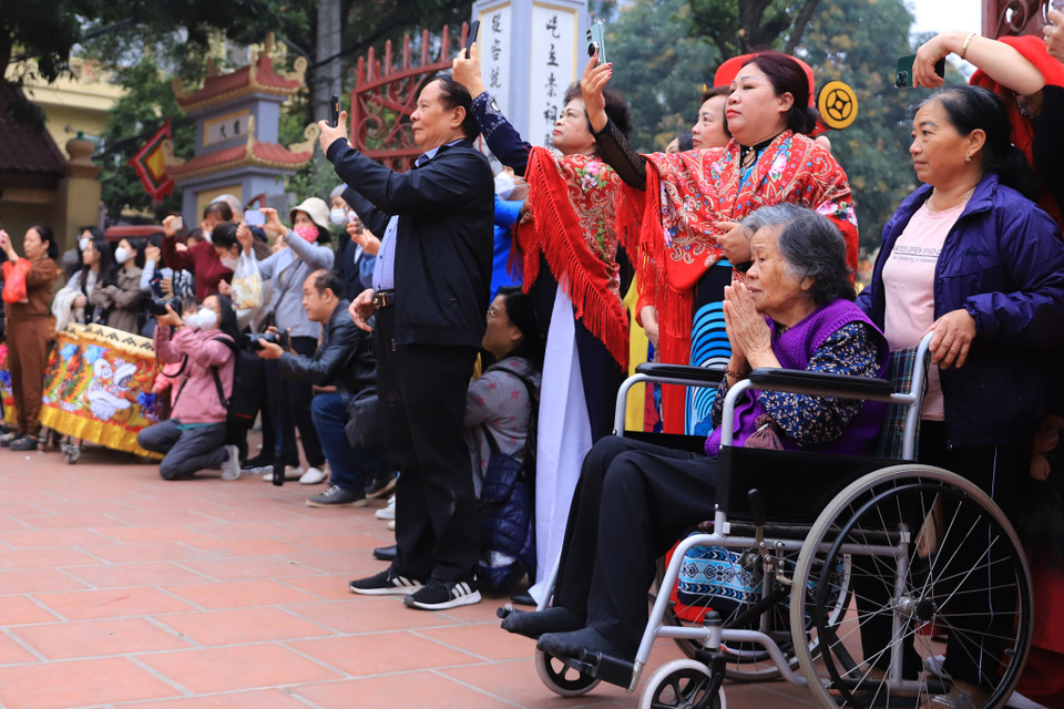 Nhiều người dù đã tuổi cao sức yếu nhưng vẫn tham gia lễ hội truyền thống của dân làng 5 năm mới tổ chức 1 lần. (Ảnh: Hoài Nam/Vietnam+)