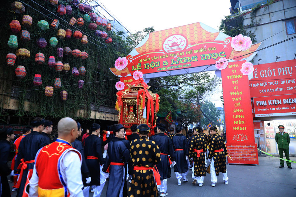 Đoàn rước của làng đăng cai sẽ thống nhất với các làng anh em địa điểm đón đoàn rước: Giáp Nhất sẽ đón tại ao Nghè, Cự Chính sẽ đón tại cầu Cống Lim, Quan Nhân sẽ đón tại đình Hội Xuân, Phùng Khoang sẽ đón tại cổng chào của làng. (Ảnh: Hoài Nam/Vietnam+)
