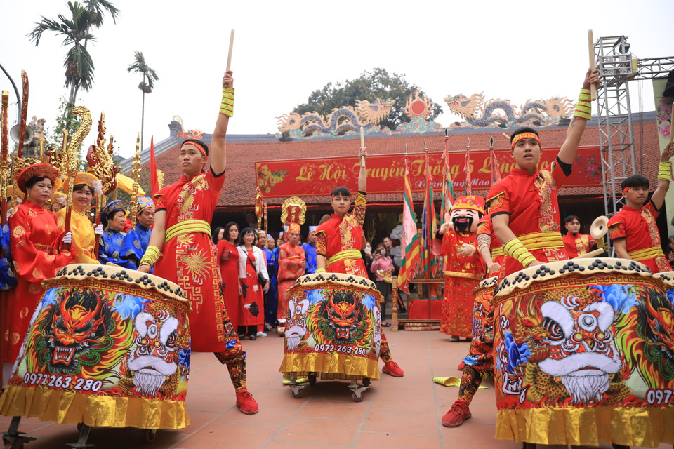 Lễ hội phản ánh ước nguyện về một cuộc sống ‘người yên vật thịnh’ của người dân và cộng đồng. Người dân tổ chức lễ hội thể hiện sự cố kết cộng đồng, là dịp để toàn cộng đồng được hóa thân, nhập cuộc vào việc làng, thể hiện vai trò và trách nhiệm của mỗi người trong cộng đồng làng xã. (Ảnh: Hoài Nam/Vietnam+)