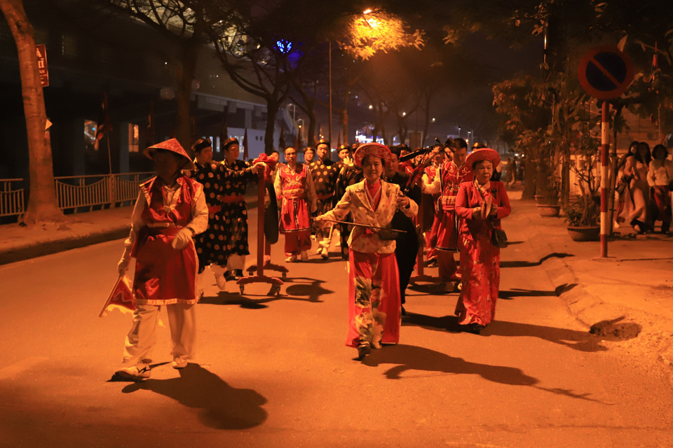 Năm nay làng Quan Nhân đăng cai tổ chức lễ hội tại đình làng Quan Nhân. Từ sớm, các ‘anh em’ làng khác đã đón ông Khởi chỉ (người phục vụ lễ hội) ra đình để chỉ huy các đội rước kiệu. (Ảnh: Hoài Nam/Vietnam+)