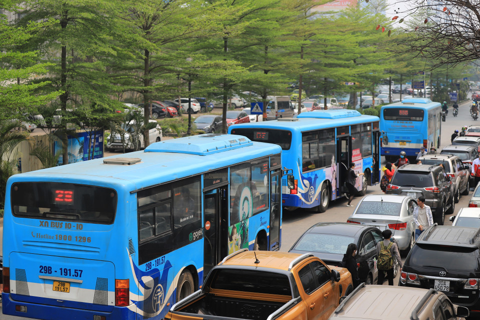 2 hàng xe chờ đăng kiểm và 1 làn xe buýt đi qua chiếm trọn vẹn lòng đường khiến giao thông luôn đông đúc tại khu vực này. (Ảnh: Hoài Nam/Vietnam+)