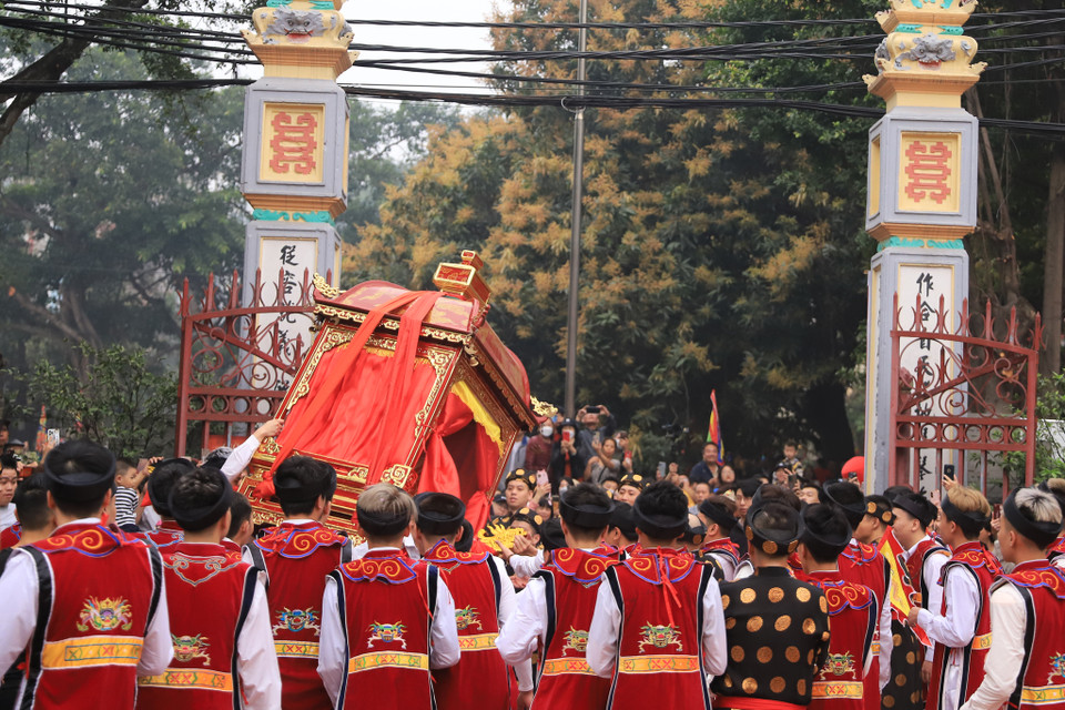 Nghi thức xoay kiệu trước cổng đình, người dan quan niệm rằng đó là các Thánh đang ‘thăng hoa’ trước khi vào đình. (Ảnh: Hoài Nam/Vietnam+)