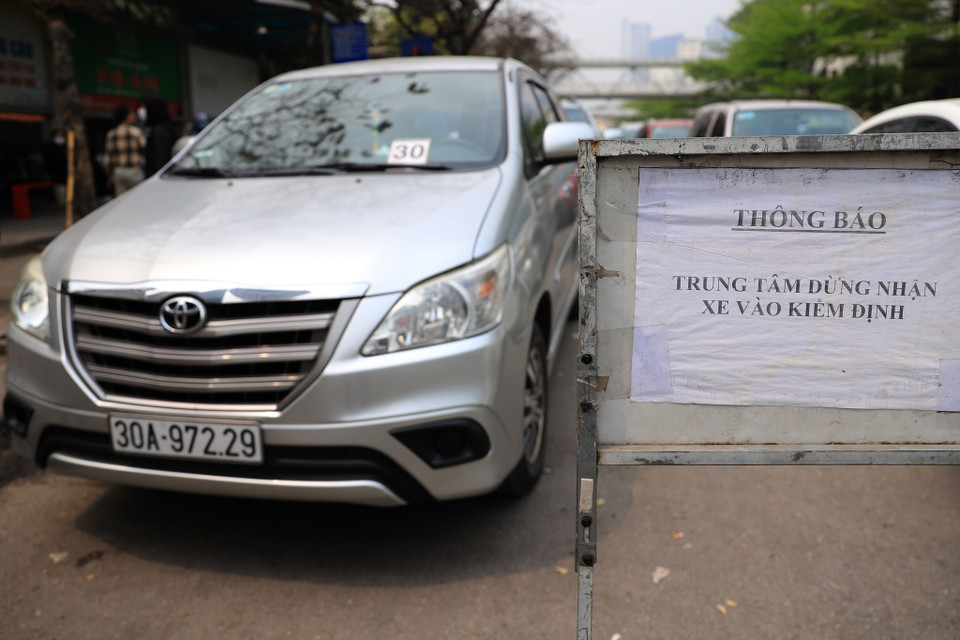 Như vậy, sau thời gian tạm lắng, tình trạng các phương tiện xếp hàng dài trước các trung tâm đăng kiểm để chờ tới lượt làm thủ tục kiểm định lại tái diễn. (Ảnh: Hoài Nam/Vietnam+)