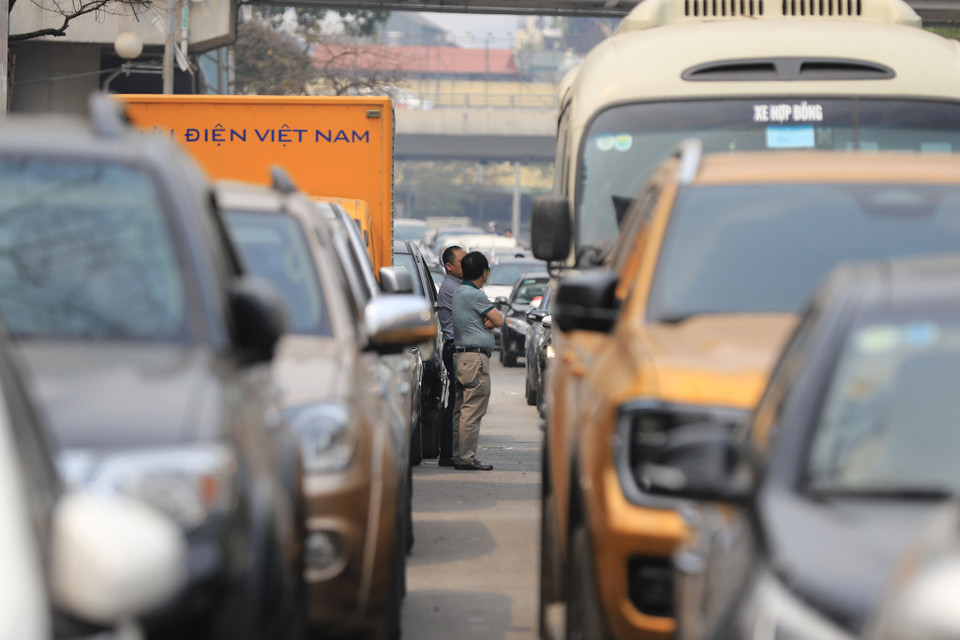 Tại Trung tâm đăng kiểm xe cơ giới số 29.03V (quận Đống Đa), hàng loạt ôtô xếp thành 2 hàng dài để chờ vào làm thủ tục kiểm định. (Ảnh: Hoài Nam/Vietnam+)