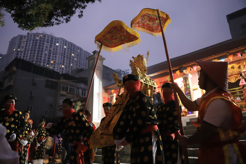 Mỗi làng thờ một vị thành hoàng làng riêng. Làng Giáp Nhất thờ Phùng Luông - vị tướng dưới thời Bố Cái Đại Vương Phùng Hưng; Làng Cự Chính thờ Đức Thánh Lã Đại Liệu - nha tướng dưới thời Ngô Quyền; Làng Quan Nhân thờ Trung Nghĩa Đại Vương Hùng Lãng Công - người có công đánh giặc Nam Chiếu và dưới phủ thờ phu nhân là Thánh bà Trương Mỵ Nương; Làng Phùng Khoang thờ Đoàn Thượng tướng quân. (Ảnh: Hoài Nam/Vietnam+)