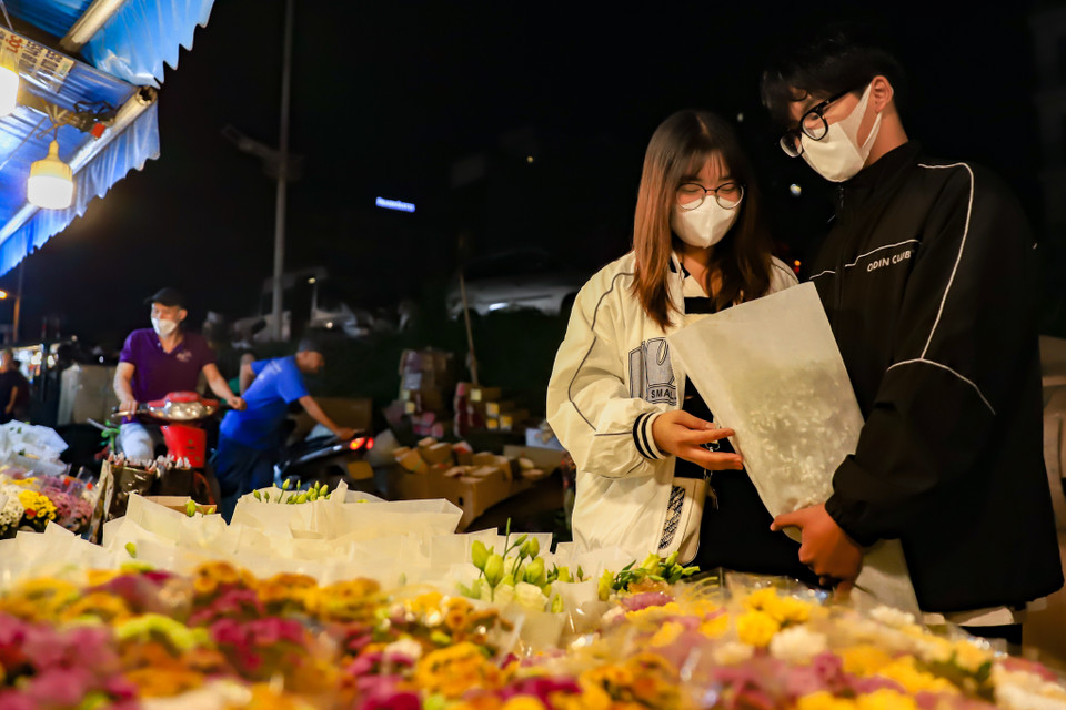 Tại chợ hoa đêm Quảng An (Tây Hồ - Hà Nội) ngày thường vốn đã nhộn nhịp thì những ngày cận kề 20/10 không khí lại càng sôi động hơn. (Ảnh: Hoài Nam/Vietnam+)