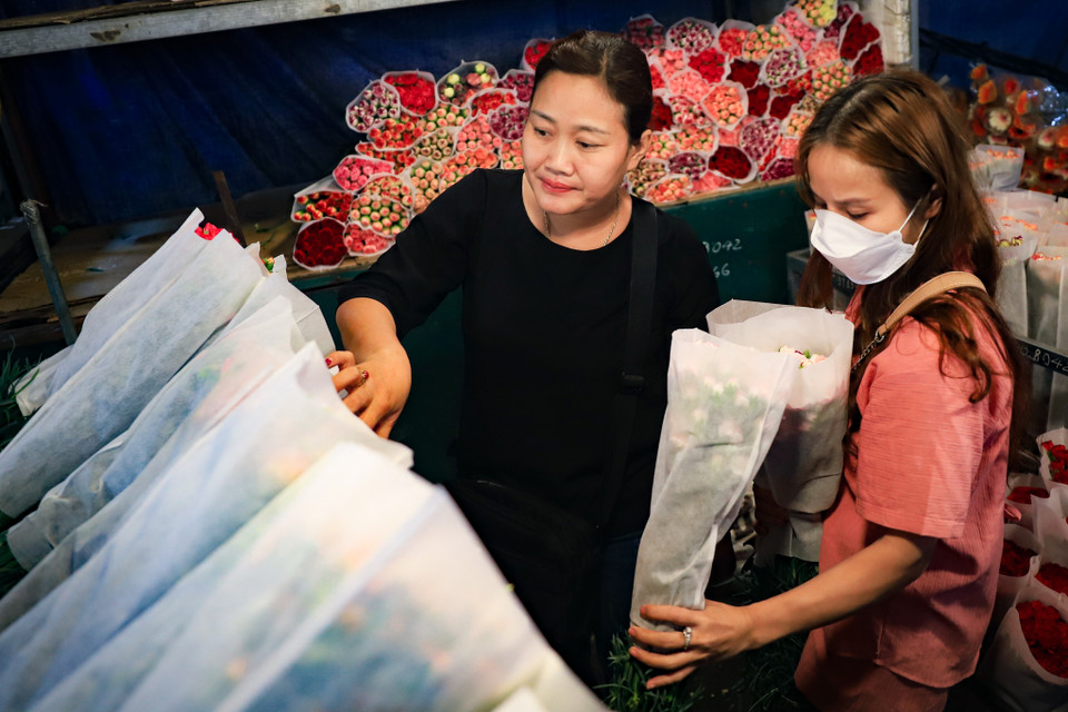 Chị Chinh- một tiểu thương tại chợ hoa cho biết: ‘Giá hoa còn phụ thuộc vào nguồn cung, nếu đến ngày 20/10 mà khan hàng giá hoa sẽ tiếp tục tăng.’ (Ảnh: Hoài Nam/Vietnam+)