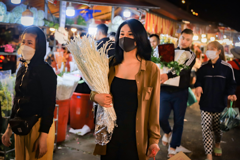 Giá các loại hoa tại chợ hoa đêm khá rẻ vì thế mà nhiều người yêu thích hoa cũng tranh thủ đi dạo chợ hoa đêm để ngắm và mua cho mình những bó hoa yêu thích. (Ảnh: Hoài Nam/Vietnam+)