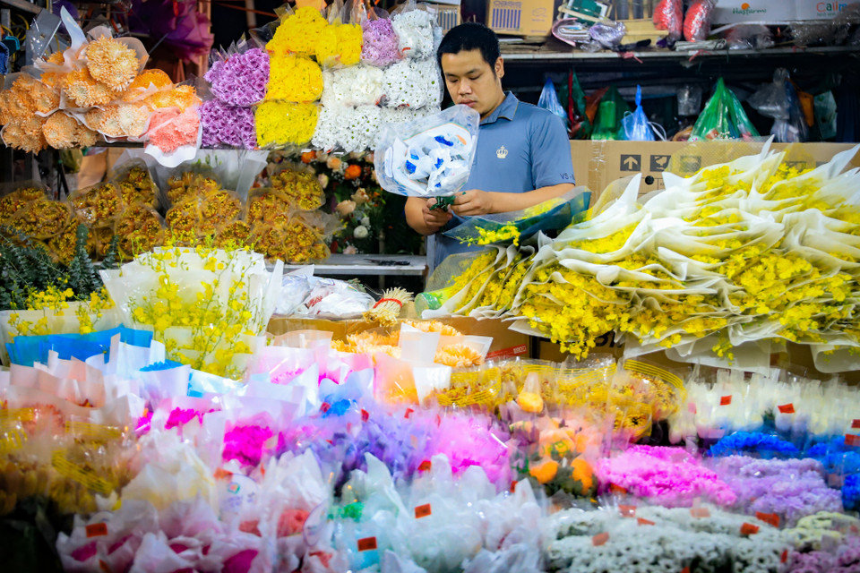 Đặc biệt, trong những dịp lễ như ngày Phụ nữ Việt Nam (20/10), những bông hoa ở đây được chuyển về sớm hơn và nhiều hơn. (Ảnh: Hoài Nam/Vietnam+)