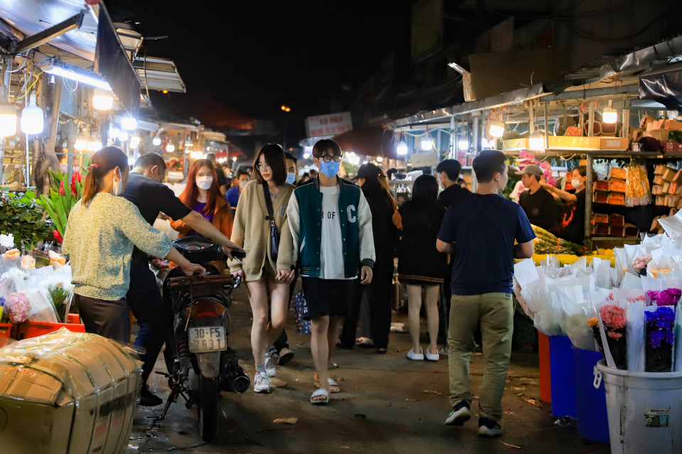 Họ đến đây để cảm nhận không khí mua bán, sinh hoạt giữa rừng hoa với đủ loại hương thơm, màu sắc quyến rũ. (Ảnh: Hoài Nam/Vietnam+)
