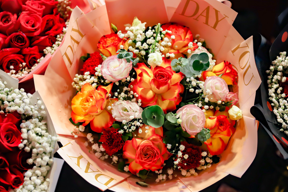 Dịp lễ năm nay, chợ bán bán rất đa dạng các loài hoa, màu sắc và nhiều mức giá để người dân lựa chọn. (Ảnh: Hoài Nam/Vietnam+)