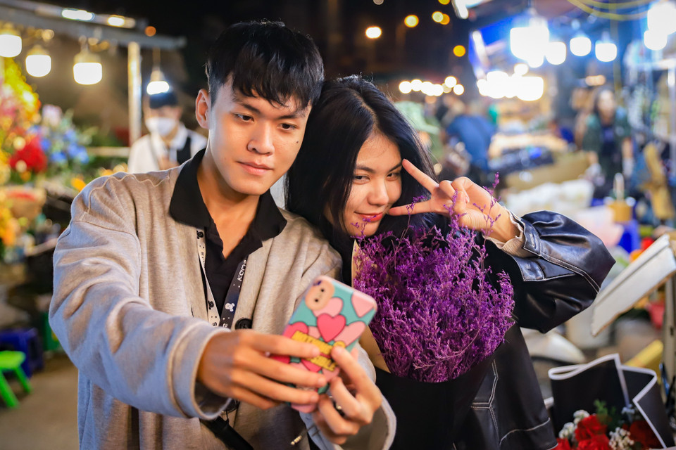 Đức và Trang chia sẻ: ‘Ngay từ trên đường Âu Cơ mình đã thấy hương thơm ngát từ chợ hoa, thật khó có thể cưỡng lại được mà ghé xuống mua hoa rồi chụp ảnh.’ (Ảnh: Hoài Nam/Vietnam+)