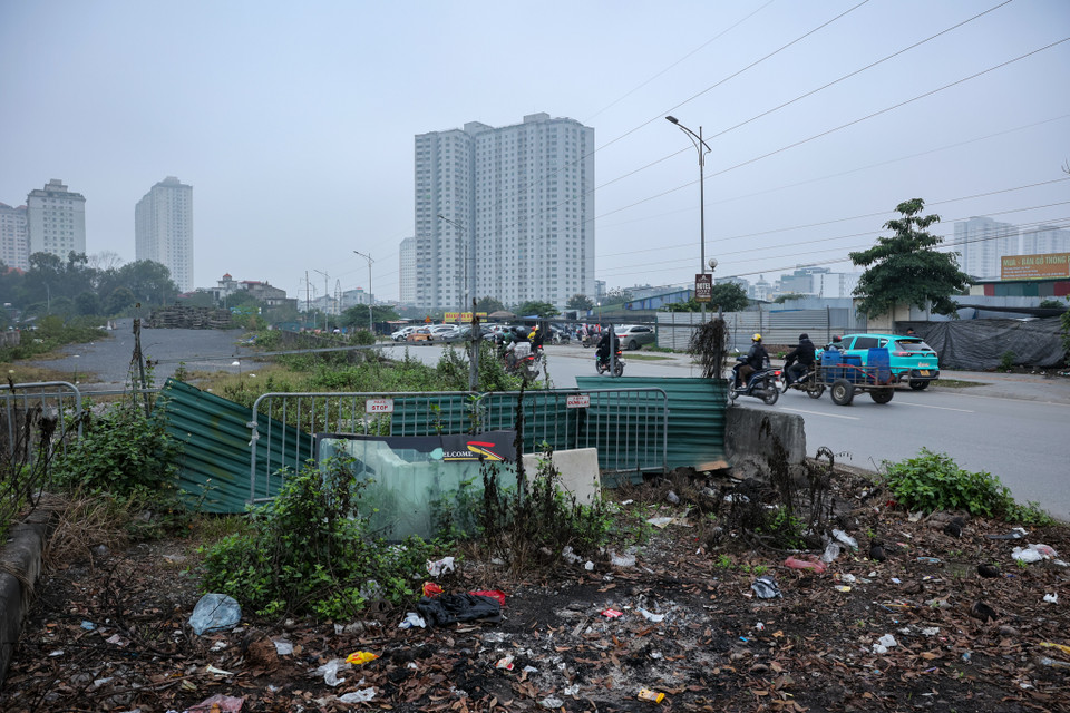 Dự án vẫn chưa thể hoàn thiện sau nhiều năm, khu vực xung quanh dự án cầu vượt nhếch nhác gây mất mỹ quan đô thị. (Ảnh: PV/Vietnam+)