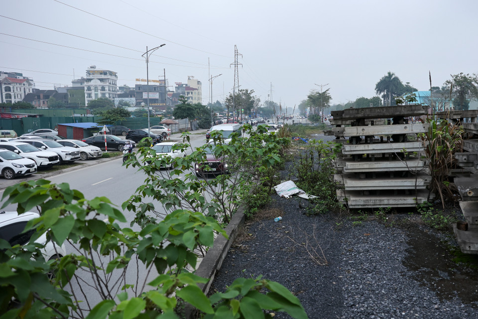 Khu vực phía trên cầu vượt đang thi công dang dở cây cối đã mọc um tùm. (Ảnh: PV/Vietnam+)
