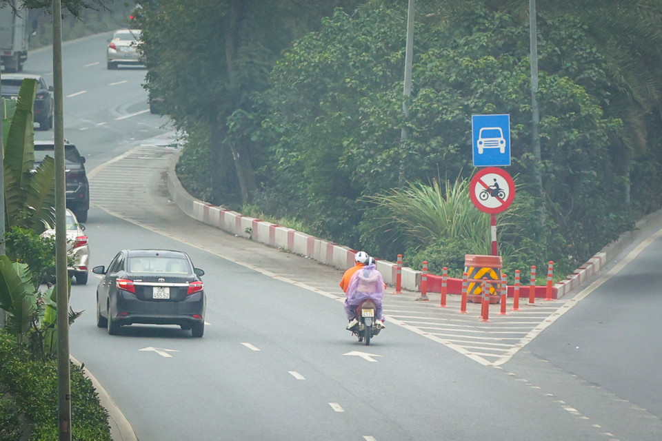 Tuy nhiên, vẫn có không ít xe máy cố tình đi vào làn dành cho ôtô, tiềm ẩn nguy cơ tai nạn rất cao. (Ảnh: Hoài Nam/Vietnam+)