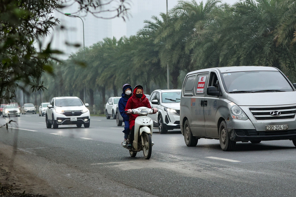 Theo các lực lượng chức năng, người điều khiển xe máy cần nâng cao ý thức chấp hành các biển báo để tránh gây nguy hiểm cho chính bản thân và người tham gia giao thông khác. (Ảnh: Hoài Nam/Vietnam+)