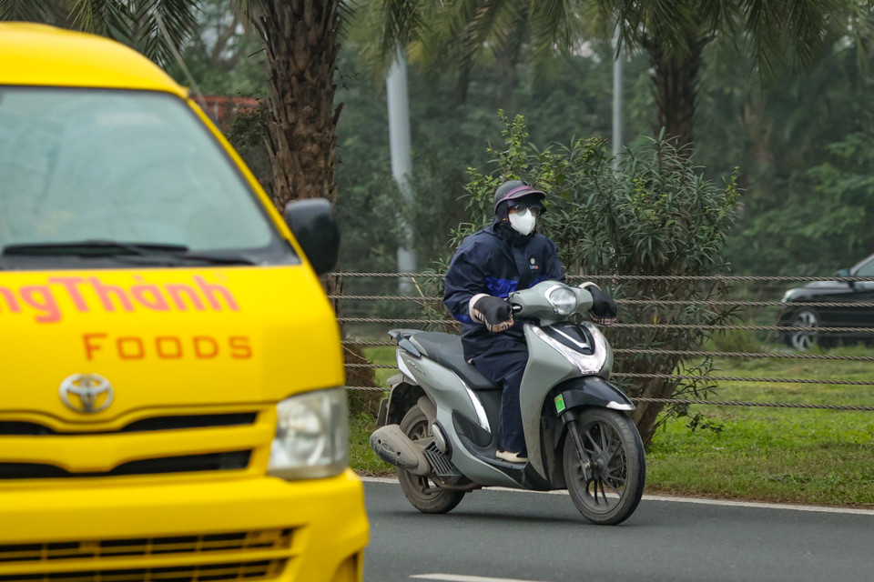Xe máy ‘chạy đua’ với ôtô trong cao tốc Đại lộ Thăng Long. (Ảnh: Hoài Nam/Vietnam+)