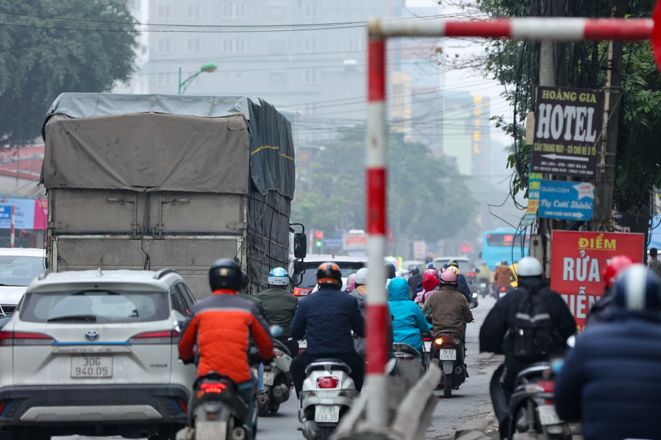 Hằng ngày các phương tiện 'chen chân' nhau để hướng về phía đường Phúc La. (Ảnh: PV/Vietnam+)